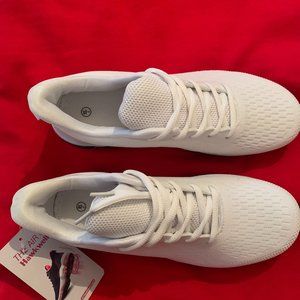 Tennis shoes